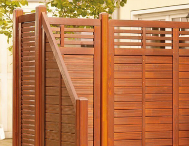 Sichtschutzzaun aus Holz für mehr Privatsphäre und eine stilvolle Abgrenzung zum Nachbargrundstück.