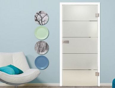 Glastür aus satiniertem Glas mit vier quer verlaufenden Streifen. Die Tür steht vor einer blauen Wand. Links und rechts sind dekorative Elemente sichtbar.