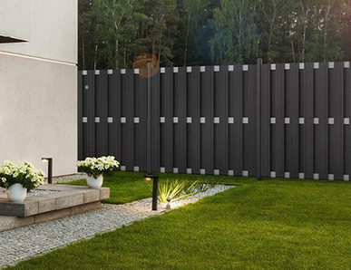 Grauer WPC-Zaun in der Nähe eines Hauses