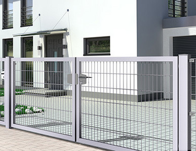 Ein stabiler Doppelstabmattenzaun, der das Grundstück umgibt und Sicherheit sowie Abgrenzung bietet.